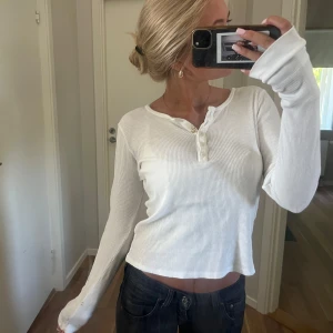 Vit tröja  - Skit snygg, enkel, vit tröja som passar till allt! Bra skick! Från brandy 