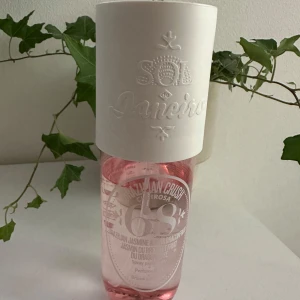 Sol de Janeiro Brazilian Crush 68 240 ml -  Cheirosa 68 och har noter av brasiliansk jasmin och rosa drakfrukt. 