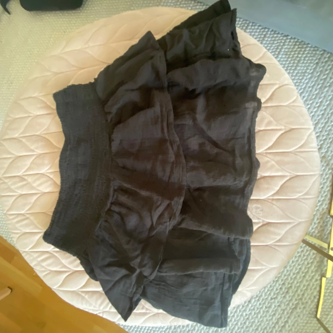 Svart volangkjol från Gina Tricot - 2