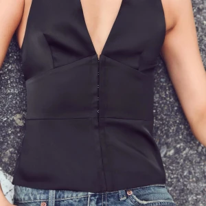 Svart topp med v ringning  - Jätte snygg tröja från Zara med knäppning ifram. Aldrig använd då den inte passade 