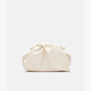 Trendig handväska  - Säljer nu denna trendiga väska från Even & odd, den kommer tyvärr aldrig till användning!💗kom gärna med bud! 