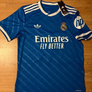 Mbappé #10 Real Madrid fotbollströja  - Helt ny Real Madrid tröja med Mbappé #10 med lappar och påse i storlek M