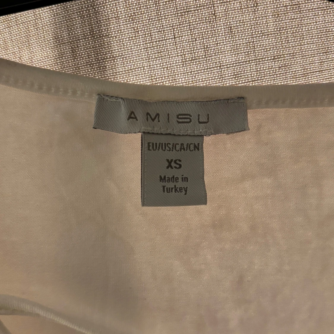 Vit långärmad topp med broderade blommor - 2