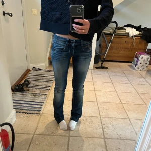 Blå jeans  - Säljer ett par snygga blå jeans från kapporal då dom inte kommer till användning. De är i bra skick, knappast använda. De är uppsydda i benen till ca längd 32 som de brukar vara eftersom de va väldigt långa från början de finns nån cm över som går att sprätta upp för att få dem längre. Mått finns i bilderna💕