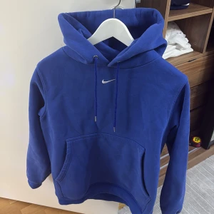 Blå Nike hoodie - Säljer min blåa nike hoodie som är använd ett fåtal gånger. Den är i storlek M men sitter som S! 