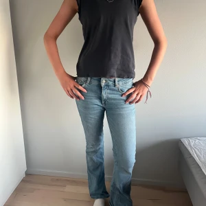 Ljusblå bootcut jeans  - Trendiga bootcut jeans med normal midja från Lager 157. Ljusblå, liten fläck på bakficka (kan förmodligen tvättas bort). Storlek S, bra skick. Nypris 400 kr – säljes för 180 kr! 🩵🩵