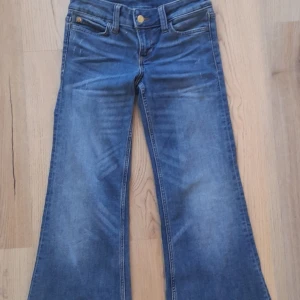 Jeans från cheap Monday - Lågmidjade jeans från Cheap Monday. Endast provade! Strl 26/30. Modell: flare, low