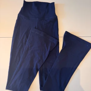 Align Mini Flare Pants - Lululemon - Ett par jättefina, sköna yoga byxor i färg true navy, storlek 0/32/xxs från Lululemon. På knäna är det små hål men det är svårt att se dem när byxorna är på. Pris på ett par nya är 1280kr. 