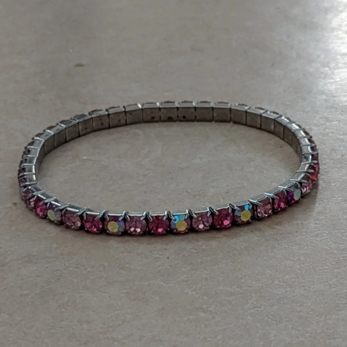 Glittrigt rosa armband med stenar - 4