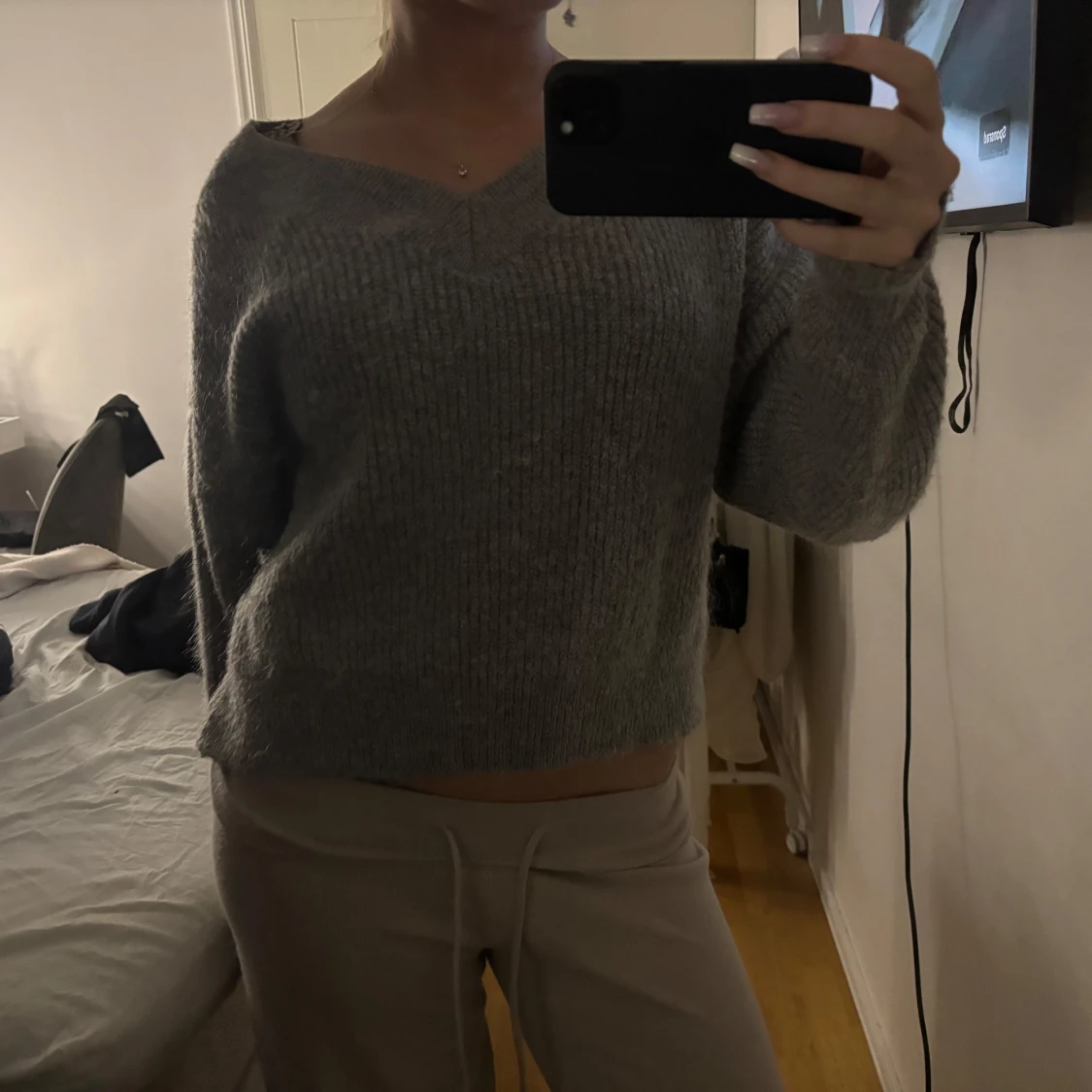 Grå stickad v-ringad tröja - 1