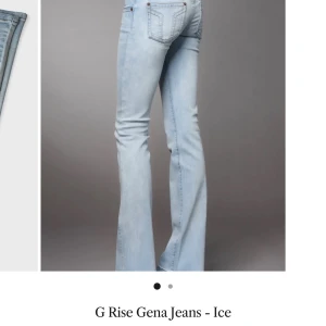 Ljusblå bootcut jeans G Rise M tall - Snygga ljusblå jeans från G Rise i modellen Gena. Jeansen har en klassisk bootcut-passform med lätt utsvängda ben och fem fickor. Materialet är mjukt denim och färgen är isblå med subtila slitningar. Perfekt för dig som gillar retrovibbar och avslappnad stil. säljer på grund av att jag tycker de inte sitter bra på mig använda 1 gång. 