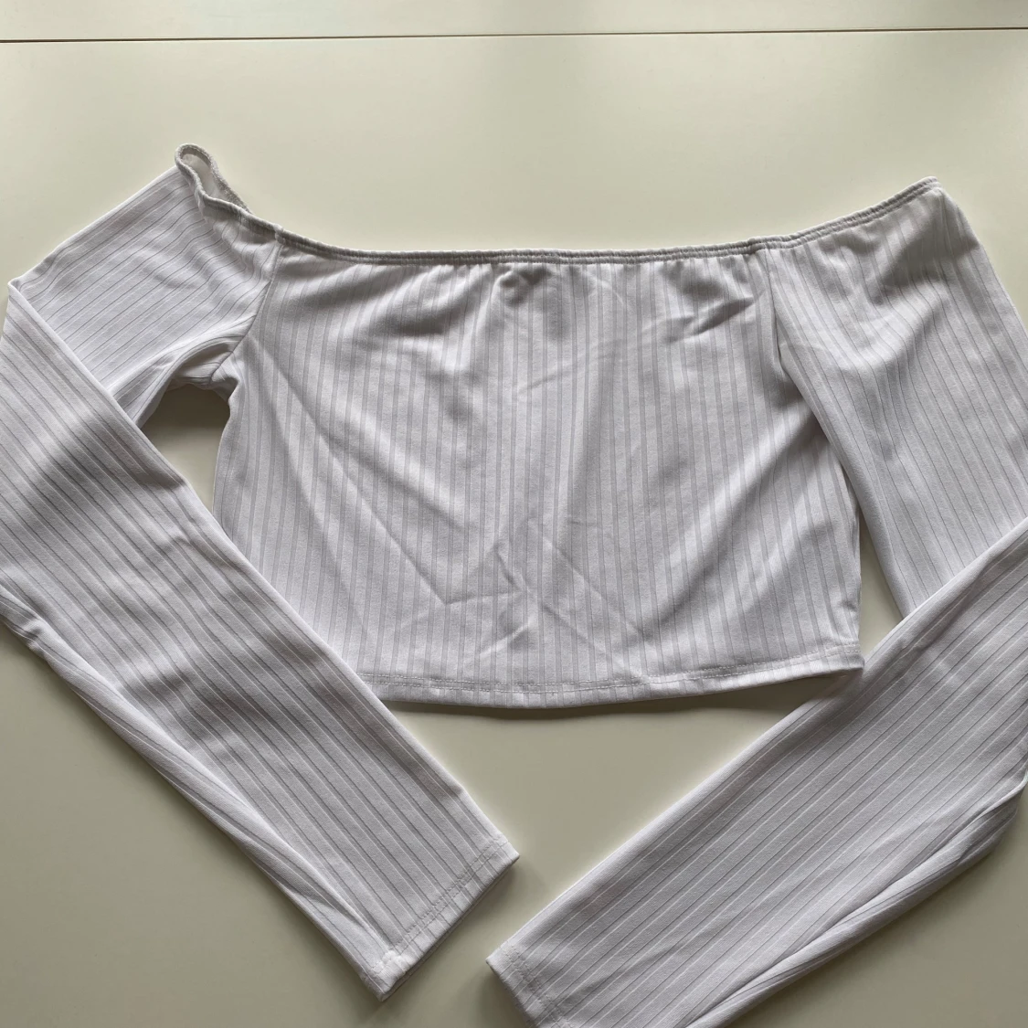 Vit offshoulder topp från NLY ONE - 1