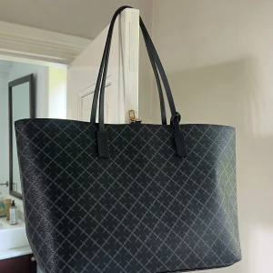 Svart shoppingväska By Malene Birger - Stor och rymlig väska från malene Birger. ALDRIG använd, men går inte att lämna tillbaka längre, så de inte riktigt var min stil. Superfin, inget som tyder på användning, dustbag och allt ingår. Nypris 2799kr