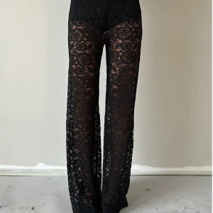 Spets byxor  - Svarta spets byxor från design by si i storlek XS/S 💗Andvända 2-3 gånger 