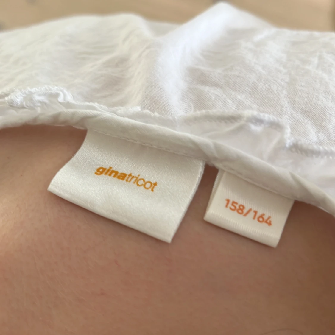 Vit blus med spetsdetaljer - 4