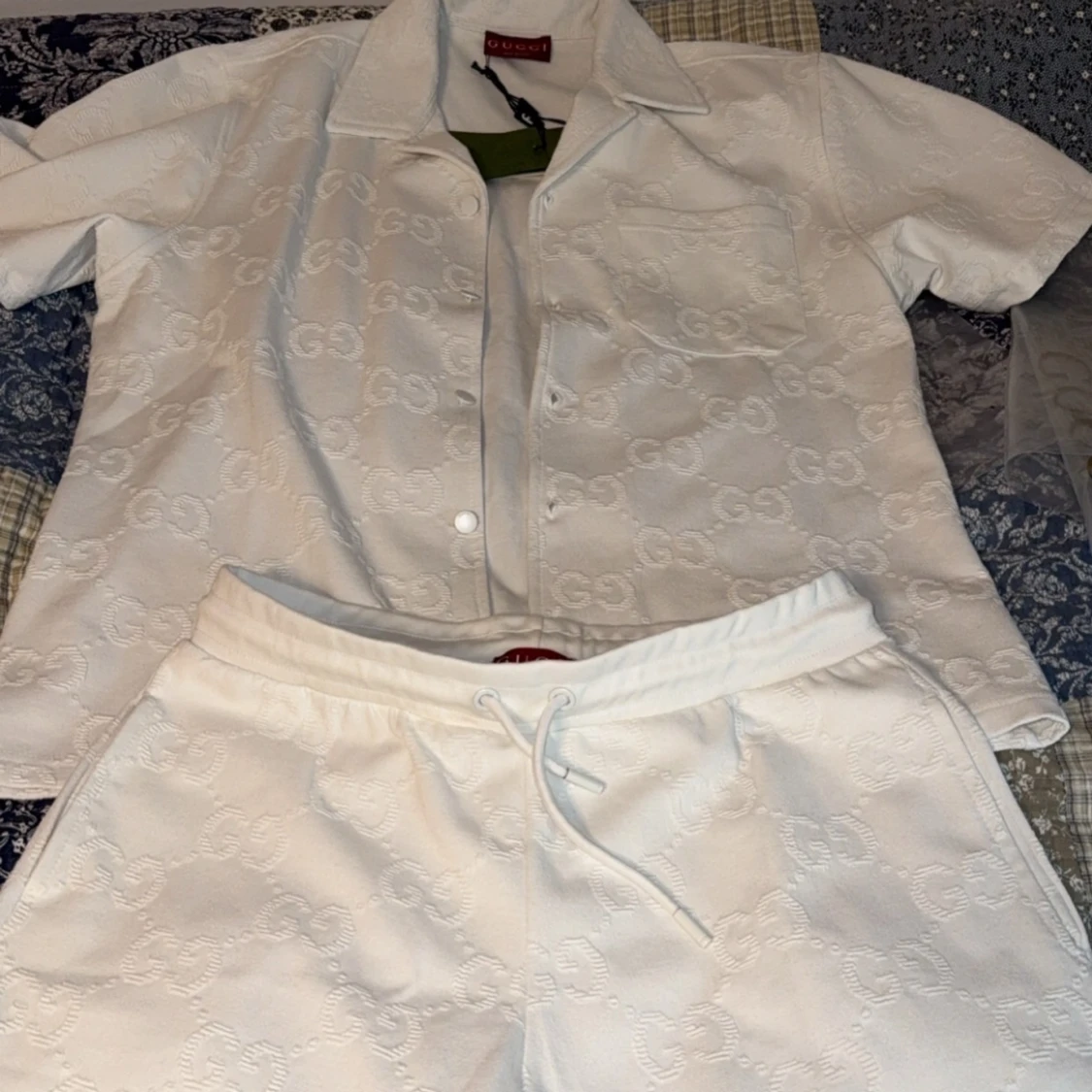 Vit kortärmad skjorta och shorts från Gucci