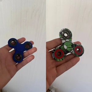 Spinners - En för 5kr och båda för 10kr.                           Bb Bilderna visar två olika fidget spinners, en i blått och en med grön/vit mönstring och röda kullager. Perfekt för dig som gillar att sysselsätta händerna och vill ha något kul att snurra på under plugget eller när du hänger med kompisar.