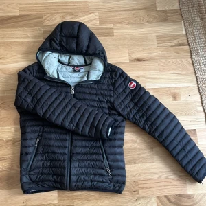 Colmar jacka - Säljer en stilren pufferjacka från colmar|Storlek XS| Skick: 8/10|Färg:⚫️|Passform:Bild2&3|Nypris 4599kr|Skickar så fort som möjligt via PostNord och instabox|