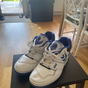 New Balance 550  - Säljer ett par New Balance 550 sneakers i vitt och blått. De är använda bara ett par enstaka gånger. Skriv om fler frågor!