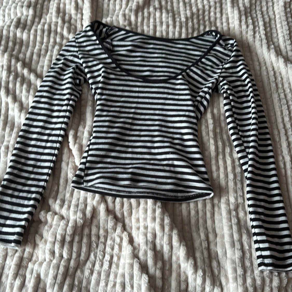 Svartvit randig långärmad topp Gina Tricot - 1