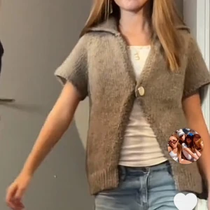 Beige stickad kofta  - Skott snygg kofta från Zara, köptes förra sommaren men har använt den max 5 gånger, super fin!