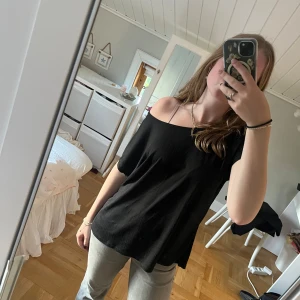 Oversized T-shirt - Svart oversized T-shirt med lite ribbat mönster 😊