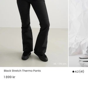 Svarta stretchiga täckbyxor Aim'n - Svarta stretchiga täckbyxor från Aim'n med bootcut-silhuett. Byxorna är i ett värmande syntetmaterial och har en figurnära passform upptill med utsvängda ben. Perfekta för kalla dagar när du vill vara både varm och snygg. Oanvända med prislapp kvar! Nypris 1899 kr.