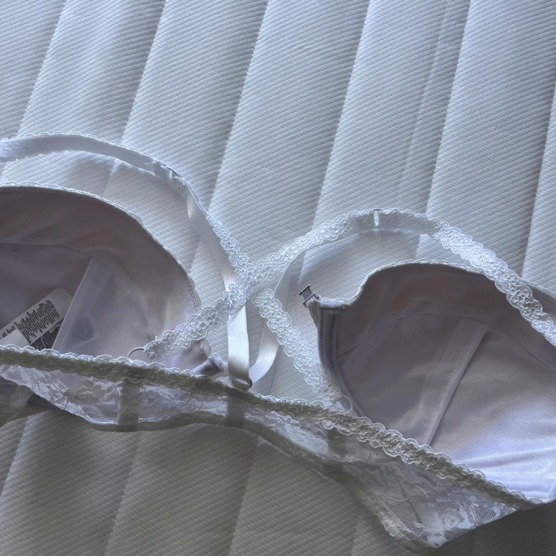 Vit spetsig BH med frontknäppning - 2