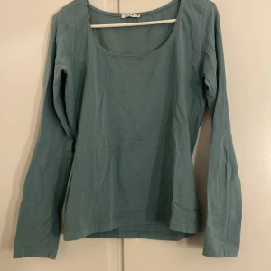 Grön långärmad tröja från Vila - En enkel och stilren grön långärmad tröja från Vila i storlek M. Tröjan har rund halsringning. Perfekt för chill dagar eller när du vill ha en clean look. 