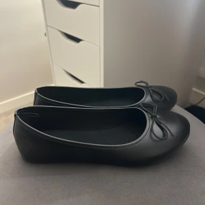 Svarta ballerinaskor - Super söta ballerina skor från Kappahl, använda en gång och kan tyvärr inte ha för att dom inte riktgt passar mig. Storlek 35