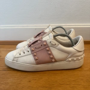 Valentino rockstud sneakers - Säljer nu dessa fina valentino skor | Använda men fortfarande fint skick | Storlek 38 | Hör gärna av er vid frågor eller funderingar 