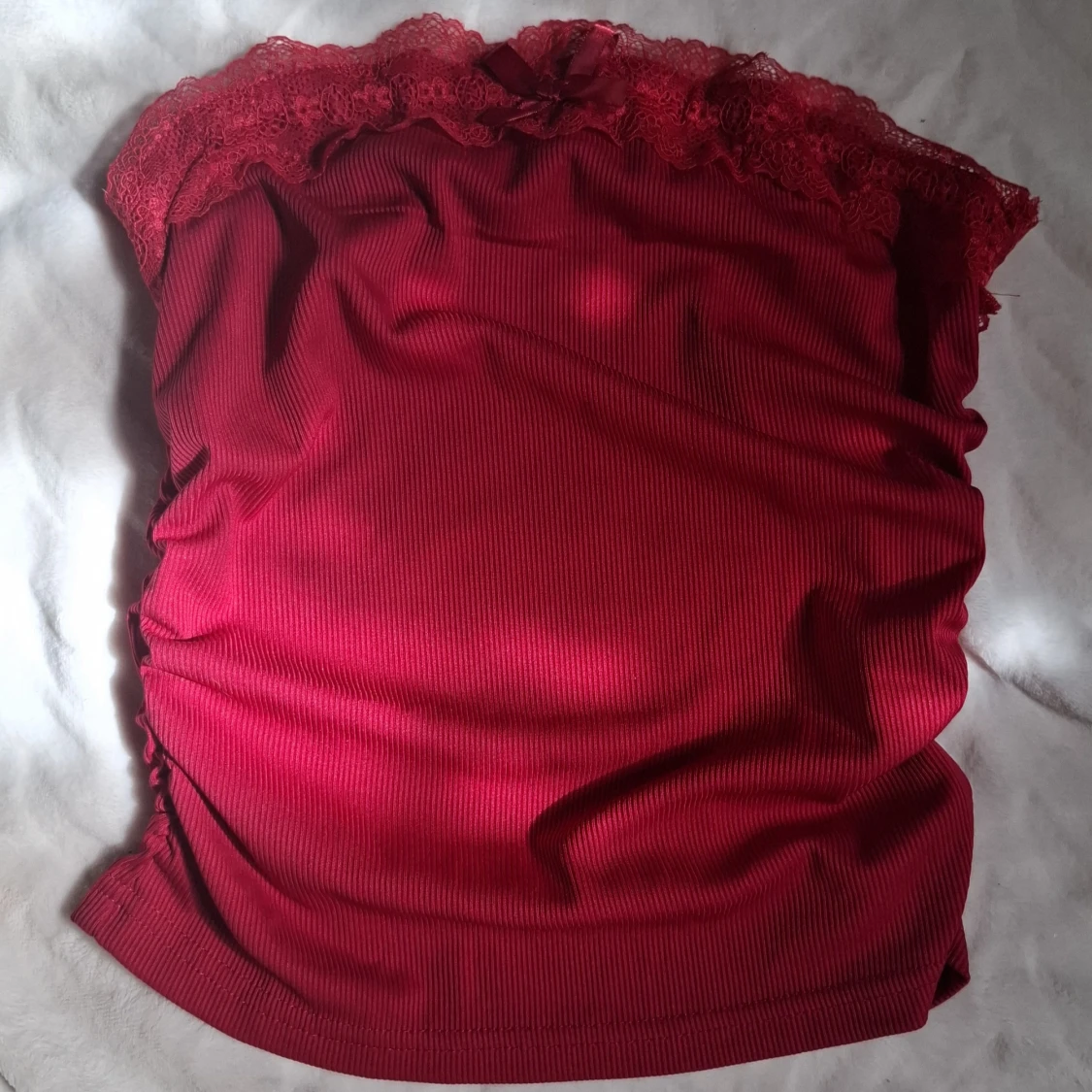 Röd ribbad tubtopp med spets och rosett