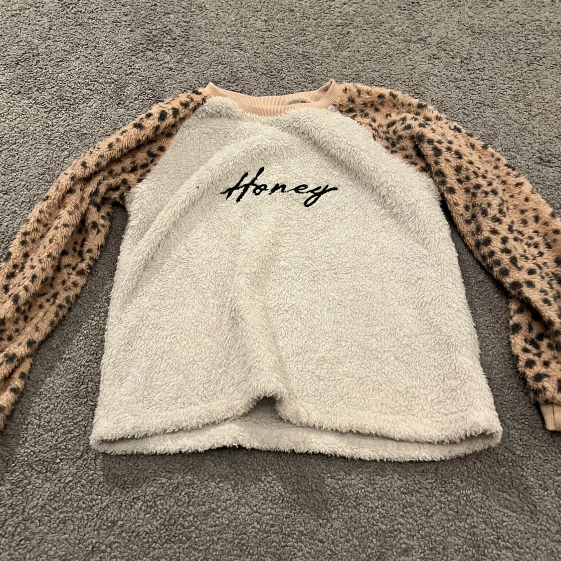 Två mysiga fleece-tröjor med print - 3