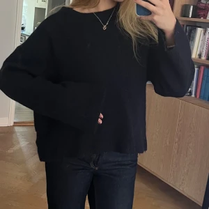 Stickad tröja med vida ärmar - En marinblå stickad tröja från Gina tricot med vida ärmar. Storlek xs men är lite oversize. 