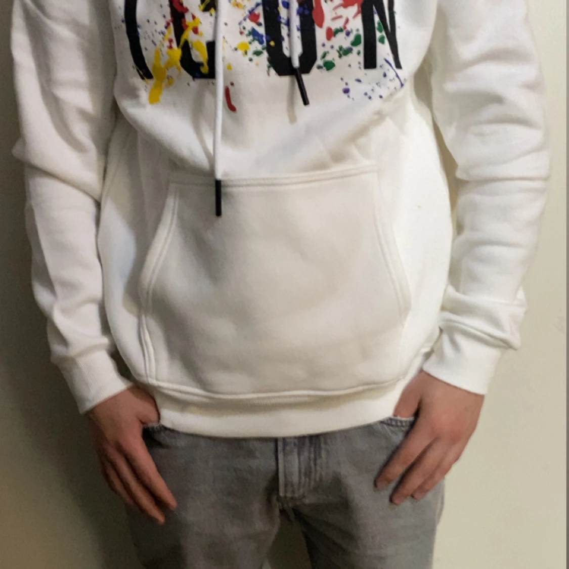 Vit hoodie med färgstänk och tryck