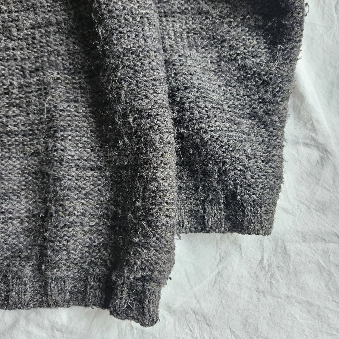 Mörkgrå stickad tröja från Iceland - 2