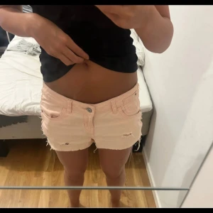 Ljusrosa jeansshorts  - Snygga ljusrosa jeansshorts från Gina Tricot, med låg midja, fransiga kanter och slitna detaljer ❣️Köpta på Vinted men är i väldigt bra skick. Storlek 36 men passar även 38, hör av dig för frågor 🥰