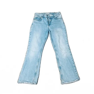Ljusblå jeans med bootcut - Snygga ljusblå jeans med bootcut-stil. Passar till alla stilar och outfits🌟de är mid-waist och är super sköna, jätte snygga till vardags men också till fest/middag☺️nypris 500