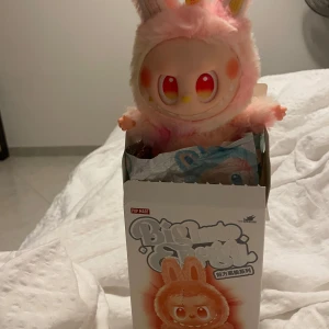 Helt nyöppnad Labubu - Loyalty - En söt Labubu som är rosa och helt oanvänd och nyöppnad💓