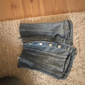 Jeanskorsett med knappar och fickor - Slutsåld super snygg korsett topp från Zara, säljer för att den tyvärr är för liten
