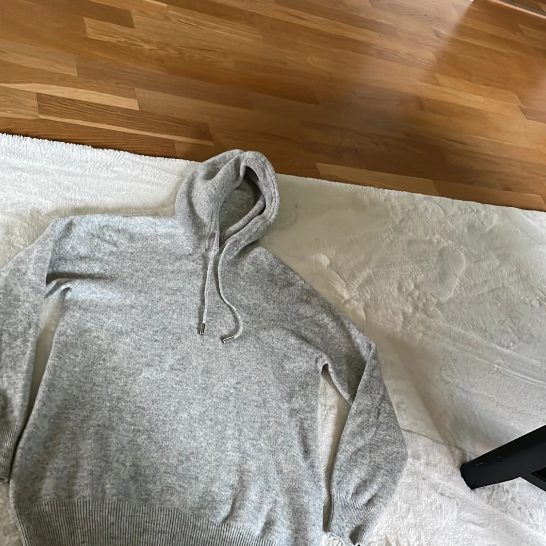 Grå hoodie i kashmir från Marcelino Atelier - 2