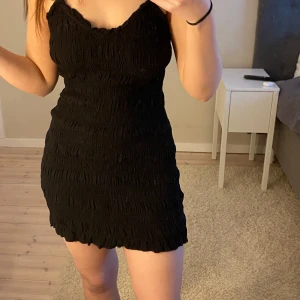 Svart kort klänning - Svart klänning från H&M i storlek M, men är mer som en S 