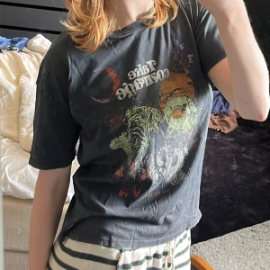 Graphic tee - Svart T-shirt med tryck från Pull & Bear! <3