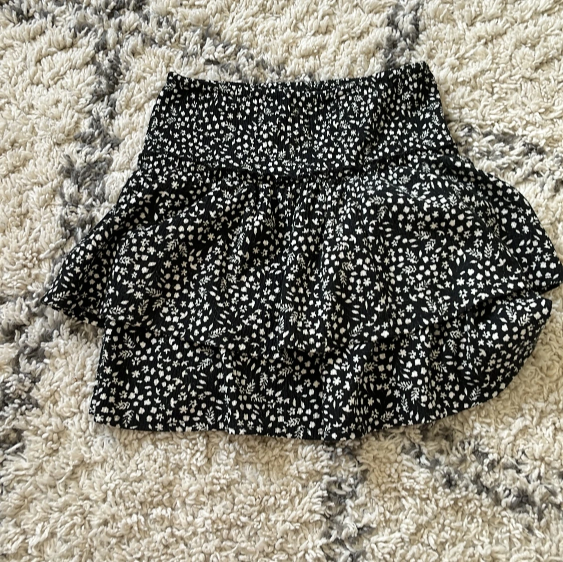 Svart blommig volangkjol från Zara - 1