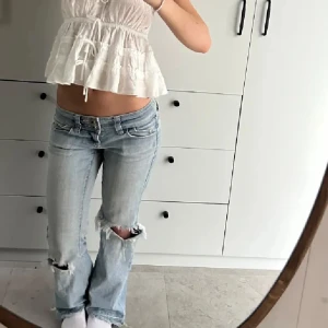 Jeans - Jättesnygga jeans❣️osäker på storlek men passar mig som är 158 | midjemått-37cm 💕jeansen är halvt sprättade nere vid benen, men det är jättelätt att sprätta upp resten själv, har fåtal fläckar som man absolut inte tänker på