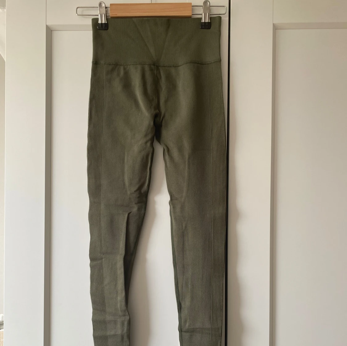 Olivgröna seamless leggings från Relode - 2