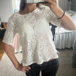 Vit spetsblus från Saint Tropez XS - Superfin vit blus från Saint Tropez i storlek XS. Blusen är helt täckt av blommig spets💕