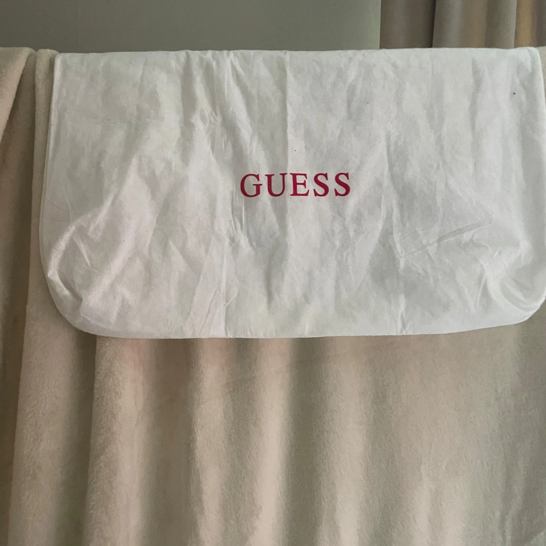 Svart axelväska från Guess - 3