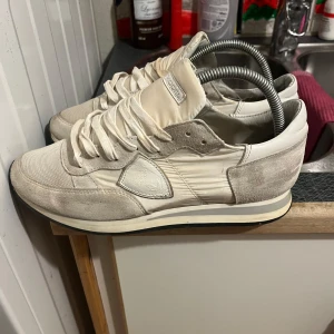 Philippe model trainers - Snygga vita sneakers från Philippe model med klassisk snörning och stilren design. Perfekta för en trendig look. Skick: 8 av 10