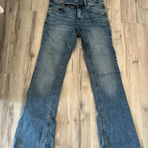 Blå bootcut jeans - Snygga blå bootcut jeans med klassisk femficksdesign. Perfekta för en avslappnad stil. De har en bekväm passform och är tillverkade i ett slitstarkt denimtyg.